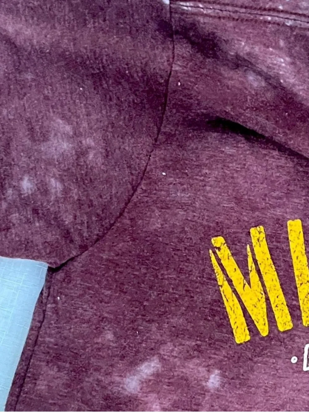 Distressed Minnesota Golden Gophers Maroon Graphic Snug Fit Tee S - Picture 4 of 5